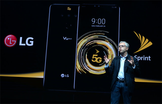 미국 이동통신사 스프린트의 최고경영자(CEO) ‘미셸 콤프(Michel Combes)’가 2월 스페인 바르셀로나에서 열린 LG V50 ThinQ 공개 행사에서 제품을 소개하고 있다.