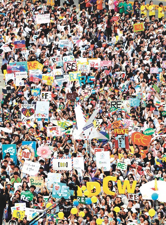25일 서울 올림픽공원에서 세계평화선언 6주년 기념식 및 평화 걷기 행사가 열린 가운데 3만 여명의 참석자들이 전쟁종식 세계평화를 외치고 있다.