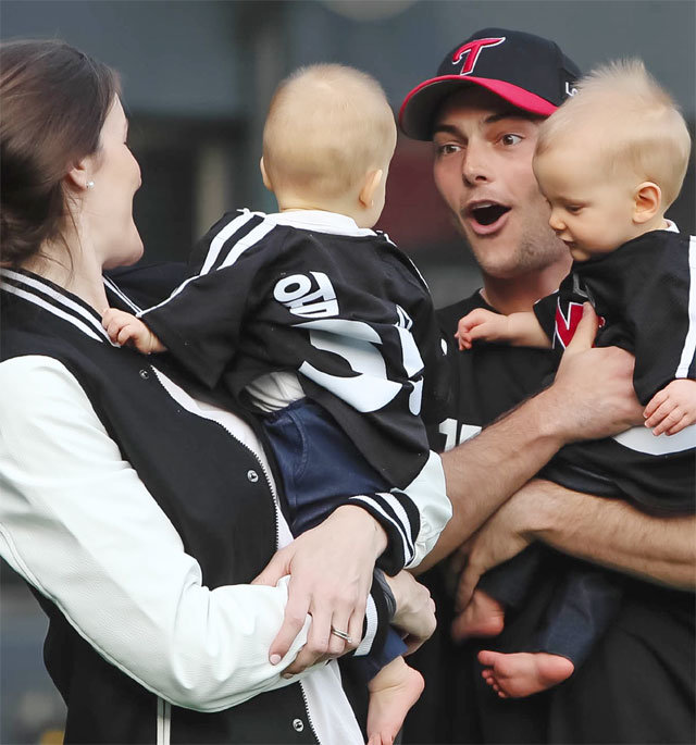경기장을 찾은 아내와 쌍둥이 아들들을 보고 미소 짓는 윌슨. 사진 출처 윌슨 트위터