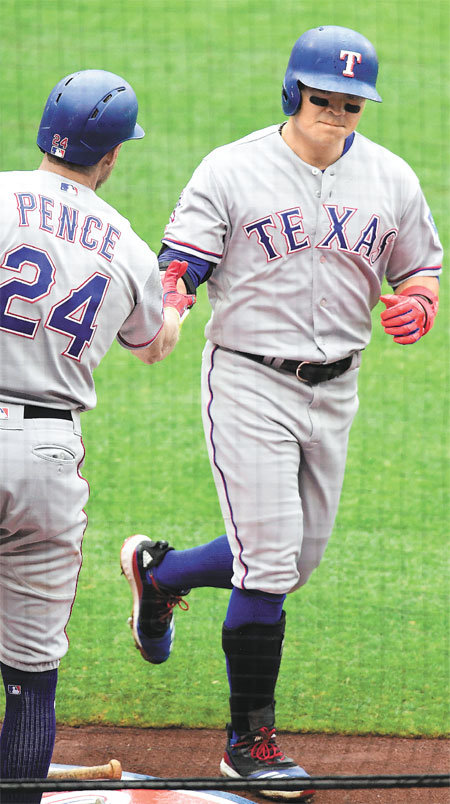 텍사스 추신수(오른쪽)가 27일 LA 에인절스와의 경기에서 4회 솔로 홈런을 치고 다이아몬드를 돈 뒤 동료 헌터 펜스의 환영을 받고 있다. 애너하임=AP 뉴시스