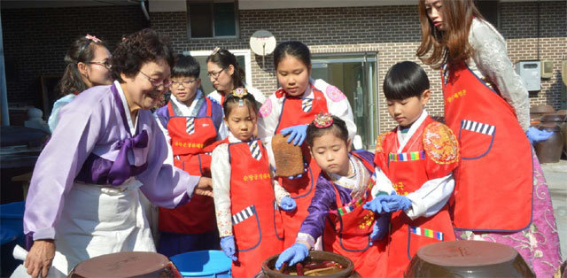 전북 순창군이 지난해 운영한 전통장 문화학교 프로그램 참여 학생들이 기능인으로부터 장 담그기를 배우고 있다. 순창군 제공