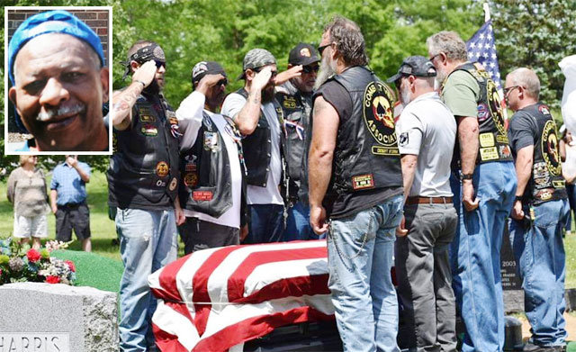 25일 미국 오하이오주 스프링그로브묘지에서 열린 6·25전쟁 참전용사 헤즈키아 퍼킨스 씨(작은 사진)의 장례식에서 
참석자들이 관 앞에 서서 거수경례를 하고 있다. 퍼킨스 씨의 가족이 건강 등의 이유로 장례식 참석이 어려워지자 사연을 접한 
주민들이 참전용사의 마지막 길을 배웅하기 위해 모였다. 사진 출처 스프링그로브묘지 페이스북