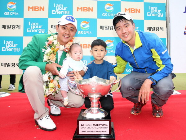 두 아들, 캐디와 시상식에 참석한 한국 남자 골프의 간판 박상현
