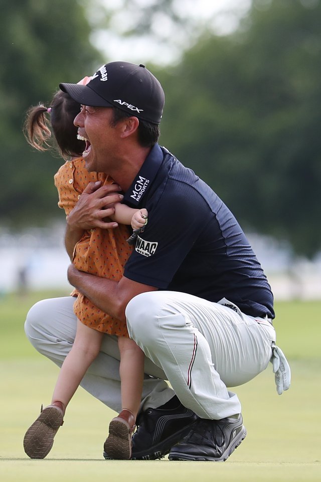 미국PGA투어 찰스 슈와브 챌린지 우승 직후 딸과 포옹하는 케빈 나. PGA투어 제공