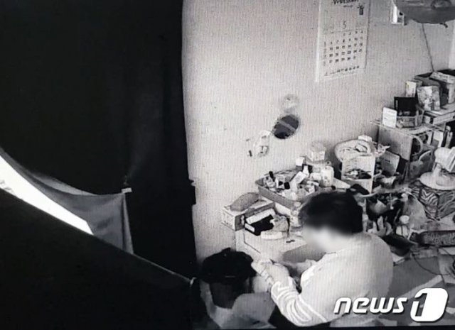 충북 청주상당경찰서는 전국을 돌며 상습적으로 상가를 털어온 A씨를(38) 절도 혐의로 구속했다고 28일 밝혔다. 사진은 A씨의 범행이 담긴 CCTV 화면. (상당경찰서 제공) © 뉴스1