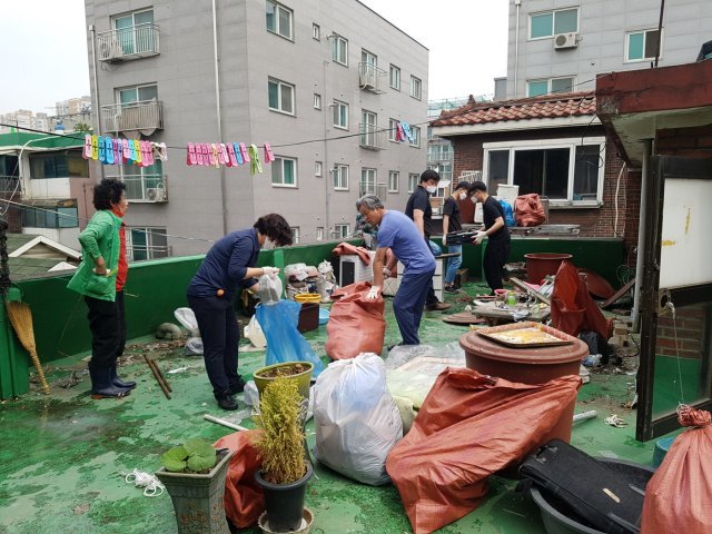 ‘쓰레기 집’ 청소 현장(송파구 제공).© 뉴스1