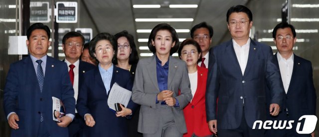 나경원 자유한국당 원내대표와 지도부가 28일 서울 여의도 국회에서 열린 원내대책회의에 참석하고 있다. 2019.5.28/뉴스1 © News1