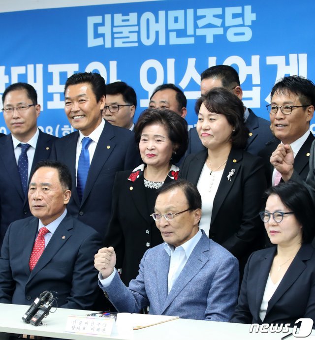 이해찬(앞줄 오른쪽 두번째) 더불어민주당 대표가 한국외식업중앙회에서 열린 외식업계 정책 간담회에서 제갈창균(세번째) 중앙회장을 비롯한 참석자들과 기념촬영을 하고 있다.
2019.5.28/뉴스1