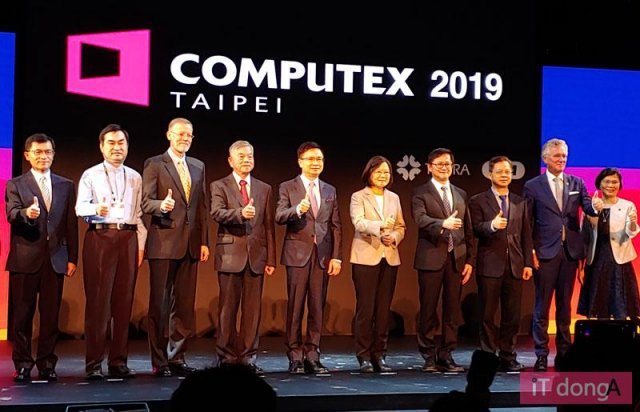 컴퓨텍스 2019 개회식에 참여한 고위 인사들, 출처: IT동아