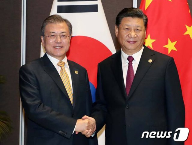 문재인 대통령(왼쪽)과 시진핑 중국 국가주석.(청와대 페이스북)2018.11.17/뉴스1