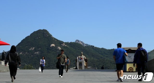 비가 그치며 맑고 대기상태가 청정한 날씨를 보인 28일 오전 서울 광화문 광장 위로 파란 하늘이 펼쳐져 있다. © News1