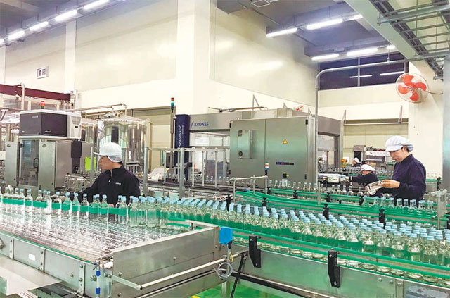 제주지역의 대표적 향토기업인 ㈜한라산소주는 시장 점유율을 높이기 위해 소주 제품을 투명한 병으로 생산하는 승부수를 던졌다. 한라산소주 제공