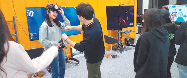 순천향대 공대 인더스트리 인사이트센터에서 학생들이 가상현실(VR) 체험을 하고 있다. 학생들은 이런 활동을 통해 공학적 상상력과 창업 마인드를 기른다. 순천향대 제공