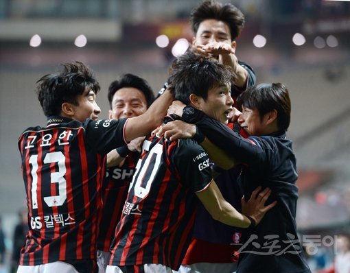 FC서울 박동진(가운데)이 28일 서울월드컵경기장에서 열린 ‘하나원큐 K리그1 2019’ 성남FC와의 맞대결에서 후반 3분 선제골을 넣은 뒤 동료들의 축하를 받고 있다. 상암｜김진환 기자 kwangshin00@donga.com