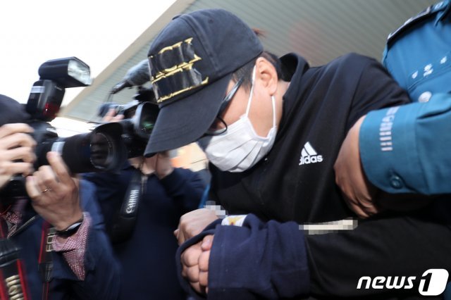 지난 7일 오전 광주 동부경찰서에서 중학생 의붓딸을 살해하고 시신을 유기한 계부(31)가 살인 혐의 등으로 검찰에 송치되고 있다. 2019.5.7/뉴스1 © News1