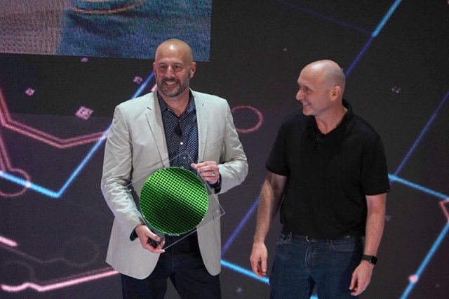 아이스레이크 웨이퍼를 소개하는 그레고리 브라이언트 부사장, 출처: IT동아