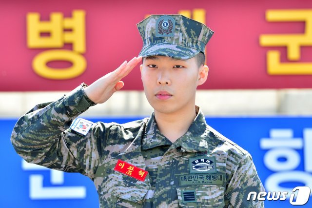악동뮤지션 이찬혁이 29일 오전 해병대 만기 전역을 한 후 복무했던 경북 포항시 남구 오천읍 해병대 1사단 서문 앞에서 팬들에게 전역 신고를 하고 있다. 이 예비역은 “전역을 하루 앞두고 가슴이 설레 잠을 잘 수 없었다“고 말했다. 2019.5.29/뉴스1 © News1