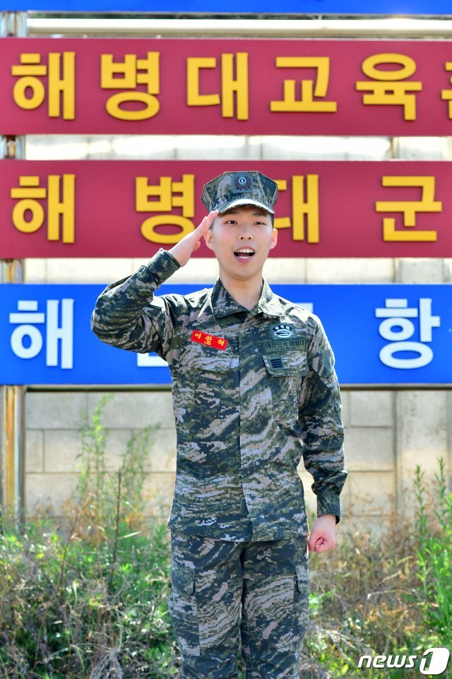 악동뮤지션 이찬혁이 29일 오전 해병대 만기 전역을 한 후 복무했던 경북 포항시 남구 오천읍 해병대 1사단 서문 앞에서 팬들에게 전역 신고를 하고 있다. 이 예비역은 “전역을 하루 앞두고 가슴이 설레 잠을 잘 수 없었다“고 말했다. 2019.5.29/뉴스1 © News1