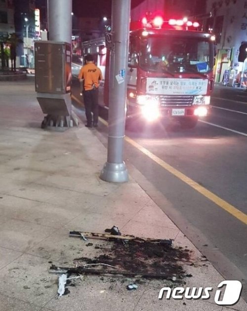 지난 12일 오후 10시25분쯤 제주시 일도1동 동문재래시장 인근에 설치된 대통령 취임 2주년 기념 현수막이 불에 탄 채 발견됐다(제주소방안전본부)© 뉴스1