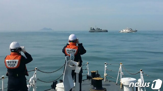 충남 태안해양경찰이 지난 2월 27일 오후 충남 태안 궁시도 인근 해상에서 KF-16D 전투기 잔해를 수색하고 있다.