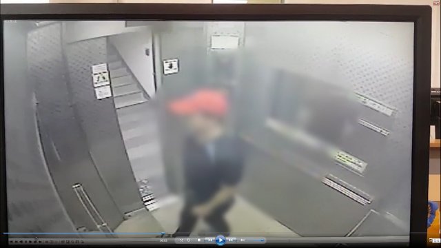 선배 약혼녀를 성폭행하려다 살해한 혐의를 받고 있는 30대 회사원 정모 씨가 27일 오전 5시 27분 범행을 위해 빨간 모자를 쓴 채 아파트 엘리베이터를 타고 있다.