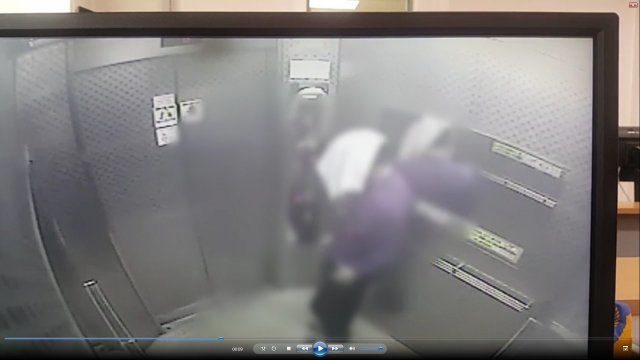 선배 약혼녀를 성폭행하려다 살해한 혐의를 받고 있는 30대 회사원 정모 씨가 27일 오전 7시 36분 범행이후 머리에 하얀 수건을 두르고 아파트를 빠져나가고 있다.