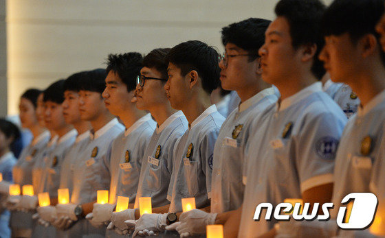 을지대 간호학과 남학생들이 지난 2016년 나이팅게일 선서식에서 촛불 의식을 하고 있다. /뉴스1 DB © News1