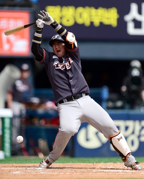 지난 26일 서울 잠실야구장에서 열린 한화 이글스와 두산 베어스의 경기에서 한화 최재훈이 사구를 맞고 있는 모습. 스포츠동아DB