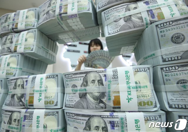 29일 오전 서울 중구 KEB 하나은행 위변조대응센터에서 직원이 달러 지폐를 점검하고 있다. 미국 재무부는 이날 한국과 중국 등  9개국을 환율 관찰대상국으로 지정했다. 2019.5.29/뉴스1 © News1