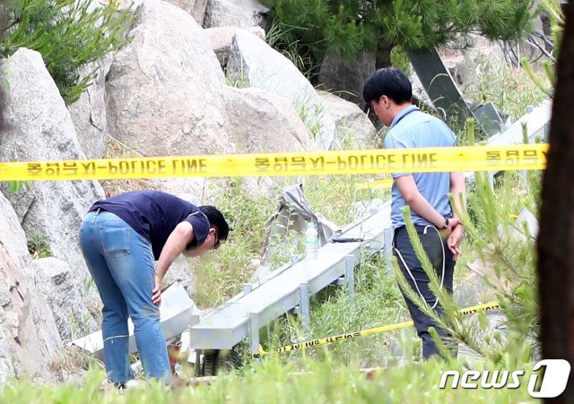 폭발 사고현장 살피는 관계자들. © News1DB