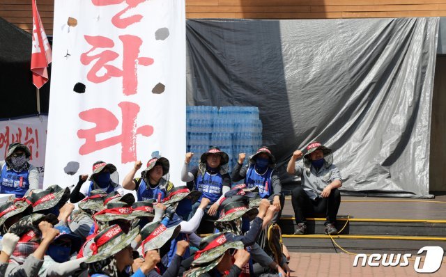 29일 오전 현대중공업 노조 조합원들이 임시 주주총회 회의장인 울산 동구 한마음회관에서 사흘째 점거농성을 벌이고 있다. © News1