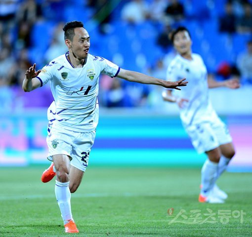 29일 춘천송암스포츠타운 주경기장에서 열린 프로축구 ‘하나원큐 K리그1 2019’ 전북 현대와 강원FC의 경기에서 전북 문선민이 역전골을 성공시킨 후 환호하고 있다. 춘천｜김종원 기자 won@donga.com