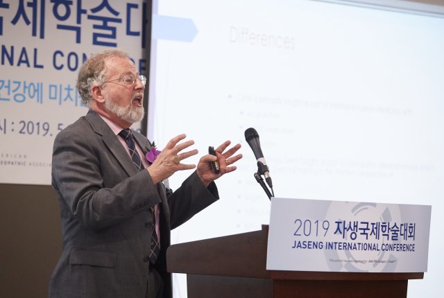 미시간오스테오페틱의학협회 로렌스 프로캅 전 회장이 2019 자생국제학술대회에서 강연을 하고 있다.