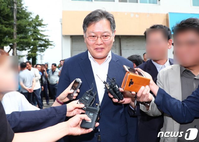 공직선거법 위반 혐의로 기소된 이경일 강원 고성군수가 30일 오전 춘천지방법원 속초지원에서 열린 선고 공판을 마치고 법원을 나서고 있다. 이 군수는 이날 징역 8월을 선고 받았다. 2019.5.30/뉴스1 © News1