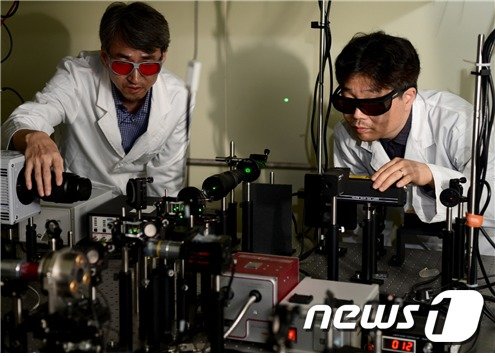 한국표준과학연구원 융합물성측정센터 이근우(왼쪽)·이윤희 책임연구원이 얼음성장 과정을 실시간으로 관측하는 초고속카메라를 조정하고 있다.(KRISS 제공)© 뉴스1