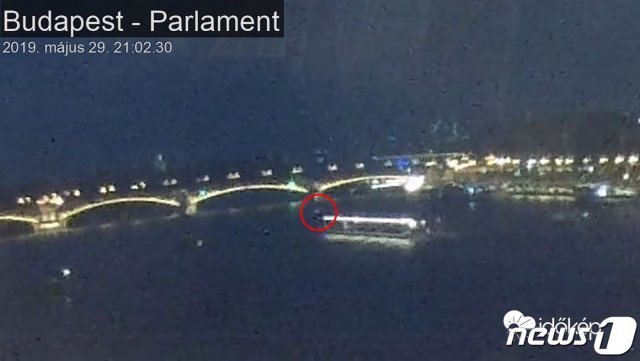 헝가리 기상정보 전문 제공업체 ‘이디오켑’이 29일 오후(현지시간) 공개한 헝가리 부다페스트 다뉴브강에서 한국인 관광객을 태운 채 침몰한 ‘하블레아니(인어)’호의 사고 순간 모습. (이디오켑 영상 캡처) 2019.5.30/뉴스1