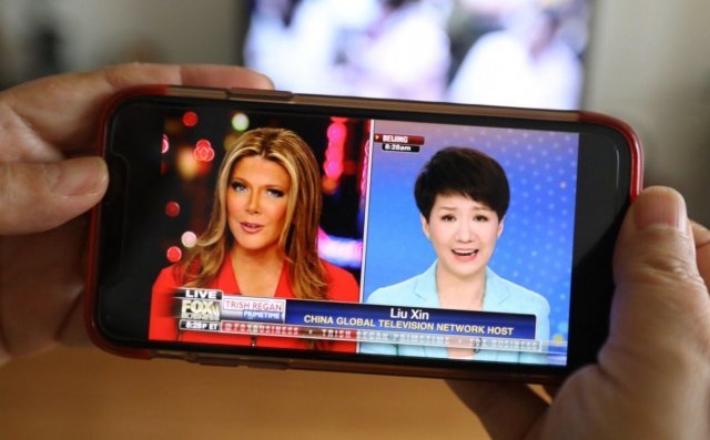 중국의 한 누리꾼이 휴대폰을 통해 토론을 지켜보고 있다 - 웨이보 갈무리