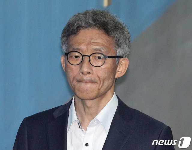 서지현 검사를 성추행하고 인사보복을 한 혐의를 받는 안태근 전 법무부 검찰국장이 30일 오후 서울 서초동 서울중앙지방법원에서 열린 직권남용권리행사방해 속행 공판에 출석하고 있다. 2019.5.30/뉴스1 © News1