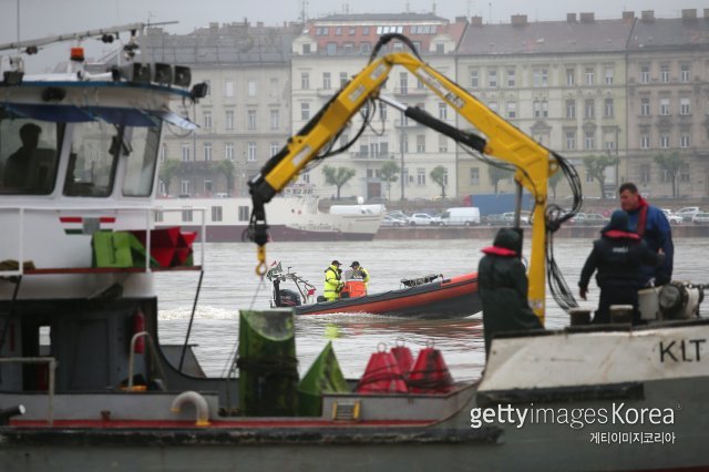 한국인 관광객이 탑승한 채 침몰한 다뉴브강 야경투어 유람선의 실종자를 찾기 위해 부다페스트 다뉴브강을 수색하고 있는 모습. 사진=게티이미지코리아