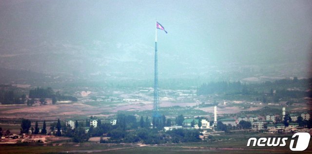 경기도 파주시 도라산 전망대에서 바라본 북한 기정동 마을 첨탑에 인공기가 펄럭이고 있다. © News1