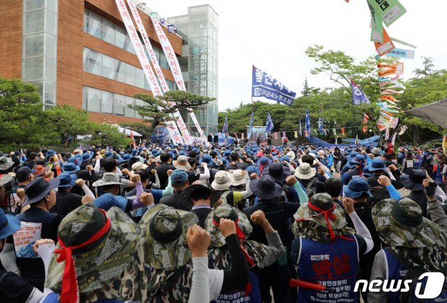 현대중공업 노조가 나흘째 주주총회장 점거 농성을 벌이고 있는 가운데 지난 30일 오전 울산 동구 한마음회관에서 민주노총 조합원들이 영남권 노동자대회에 앞서 약식집회를 하고 있다. 2019.5.30/뉴스1 © News1