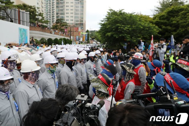 현대중공업 법인분할 주주총회가 열리는 31일 오전 현대중 노조와 사측이 울산 한마음회관에서 대치하고 있다. 2019.5.31/뉴스1 © News1