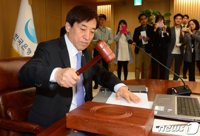 이주열 한국은행 총재가 31일 오전 서울 중구 세종대로 한국은행에서 열린 금융통화위원회의를 주재하며 의사봉을 두드리고 있다. 2019.5.31/뉴스1 © News1