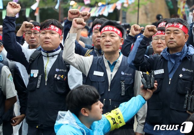 현대중공업 법인분할 주주총회가 열리는 31일 울산 동구 한마음회관에서 민주노총 울산본부 조합원들이 기자회견을 하고 있다. 2019.5.31/뉴스1 © News1