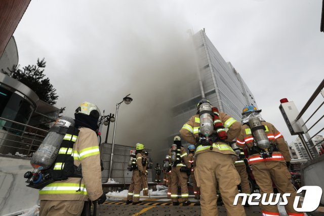 KT 아현지사에서 화재가 발생한 모습. 2018.11.24/뉴스1 © News1