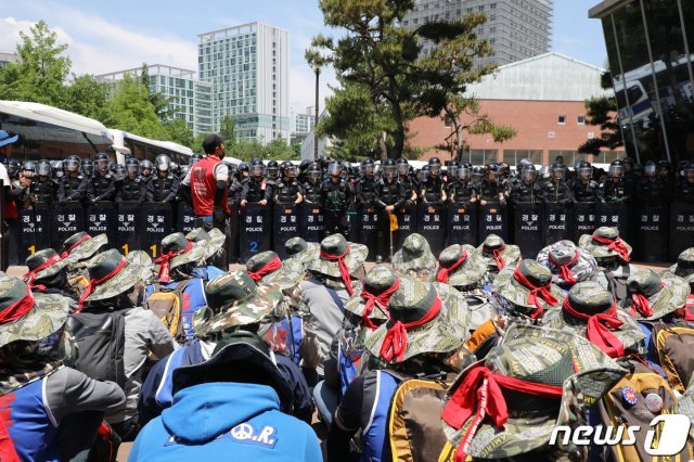 31일 울산대학교 현대중공업 임시 주주총회장 앞에서 현대중공업 노조 조합원들과 경찰이 대치하고 있다. 2019.5.31/뉴스1 © News1