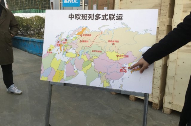 중국 칭다오 항 관계자가 2018년 11월 22일 취재진에게 유럽-칭다오-인천을 잇는 선에 대해 설명하고 있다.