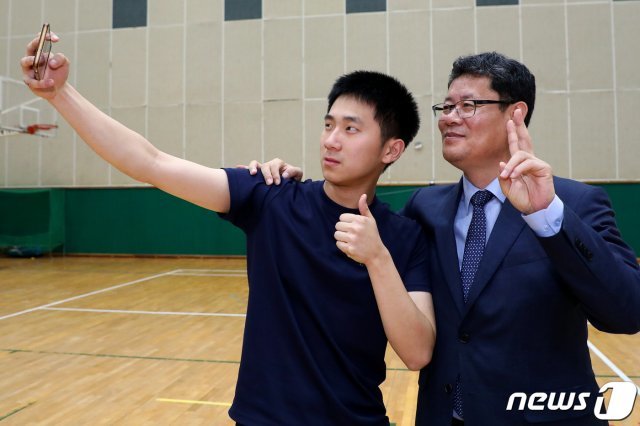 김연철 통일부 장관이 31일 오후 모교인 강원도 동해시 북평고등학교에서 일일 통일교사로 나서 강연을 펼친 후 후배와 셀카를 남기고 있다. 2019.5.31/뉴스1 © News1