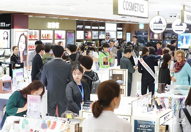 입국장 면세점 첫 개장 31일 문을 연 인천국제공항 제1여객터미널 입국장 면세점에서 고객들이 쇼핑하고 있다. 입국장 면세점에서는 한 사람당 600달러까지 물건을 구입할 수 있다. 인천=양회성 기자 yohan@donga.com