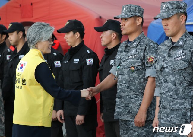 강경화 외교부 장관이 31일 오후(현지시각) 헝가리 부다페스트 다뉴브강 마그리트섬에 마련된 정부합동신속대응팀 본부를 찾아 격려하고 있다. 2019.6.1/뉴스1 © News1